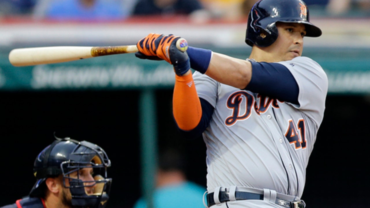 Tigers' Martinez moved by Cleveland ovation for 2,000th hit